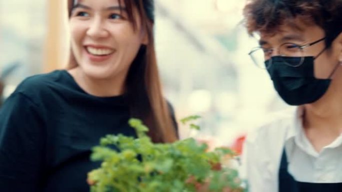 两位女性顾客喜欢欣赏花园中心的小植物。