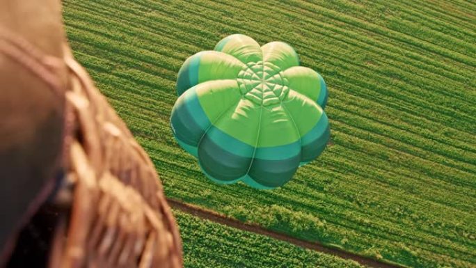 慢动作热气球在农田上空飞行