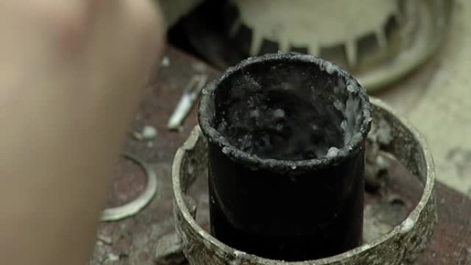 工人在制造Yerba Mate杯的过程中握住钎焊杆。