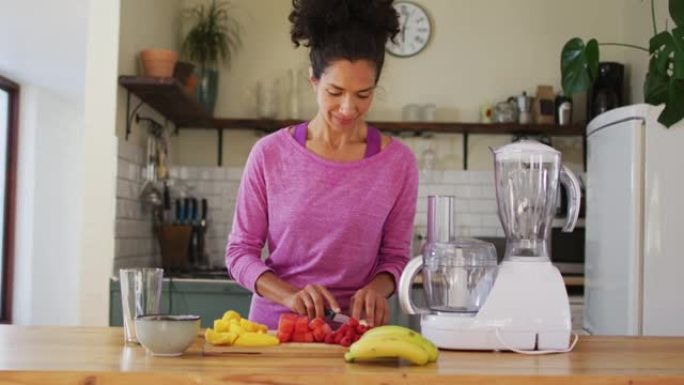 混血女子在家厨房切水果做果汁