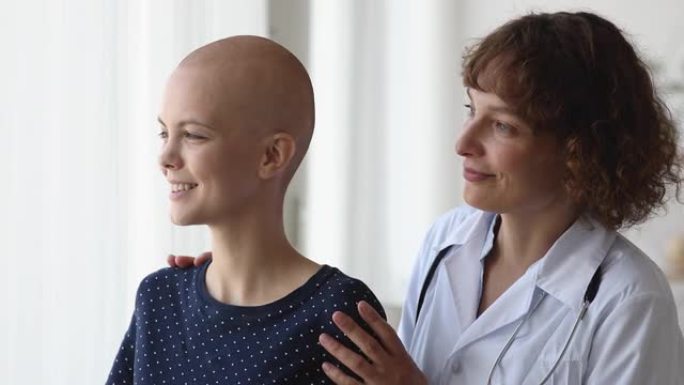 微笑的25岁年轻无毛的感觉感谢肿瘤学家的帮助。