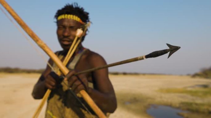 特写哈扎狩猎采集部落旨在拍摄他的弓箭坦桑尼亚