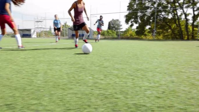 女子足球运动员在练习中进球
