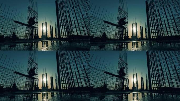 日落时的屋顶，工人正在构建框架