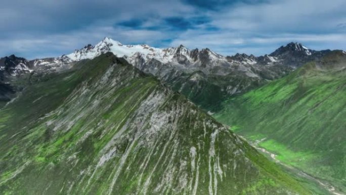 下强拉雪山矗立在森林峡谷的尽头