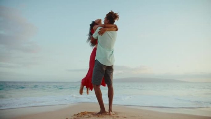 海滩上的顽皮夫妇外国人视频素材情侣拥抱在