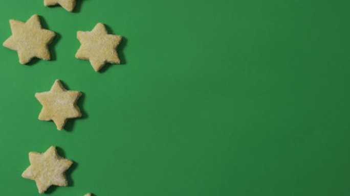 绿色背景上的星形圣诞饼干和复制空间