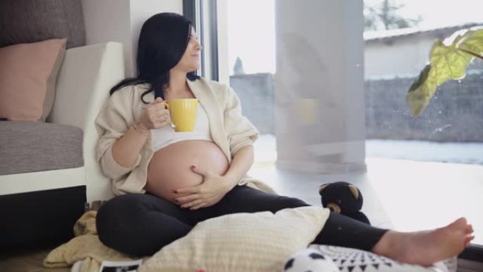DS孕妇在家喝茶时爱抚腹部