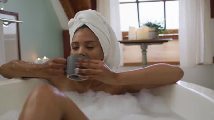 混血女子洗澡喝咖啡