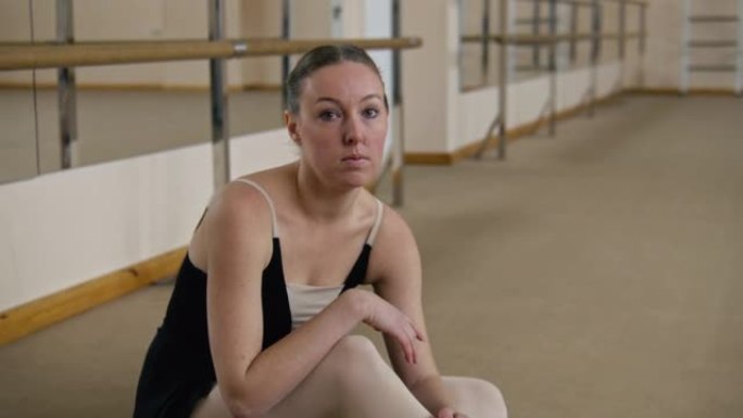 疲惫的女芭蕾舞演员看着相机