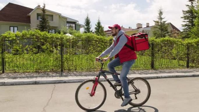 郊区带隔热背包骑行自行车的快递员