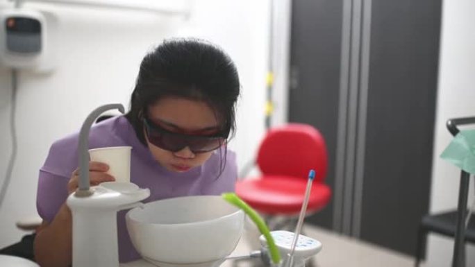 亚洲中国牙科患者洗完漱口液