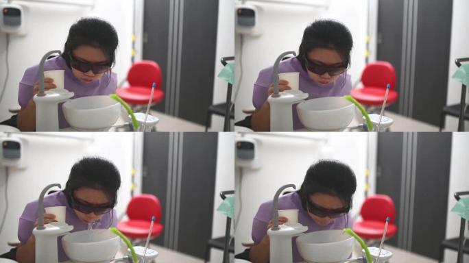 亚洲中国牙科患者洗完漱口液