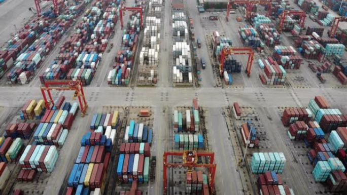 带集装箱船的繁忙工业港口的鸟瞰图