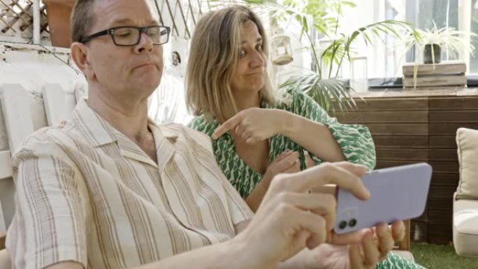 成熟的聋人夫妇在视频通话中交谈