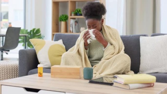 生病的女人在家里用纸巾吹流鼻涕。痛苦的女性在隔离时会因流感，感冒和covid症状而感到不适。因春季过