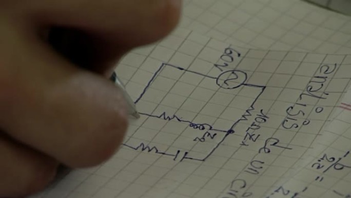 在阿根廷监狱为囚犯举行的教育课上，囚犯在笔记本上画了一张电气图。特写。