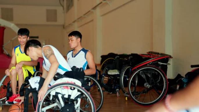 坐在轮椅上的篮球运动员。