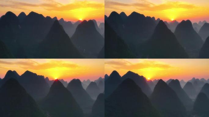 桂林喀斯特峰林在日出的灯光下，非常奇妙