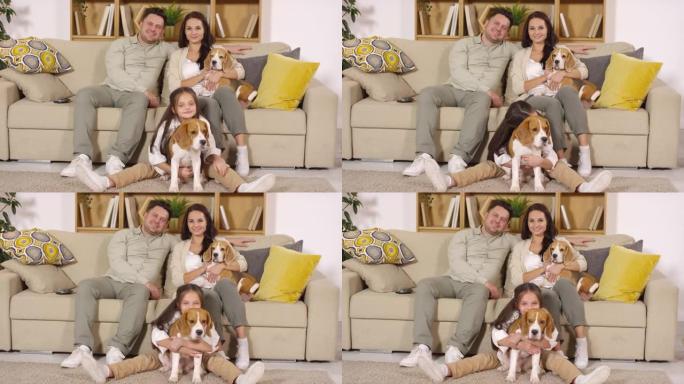 客厅有三只可爱的狗的快乐高加索家庭肖像