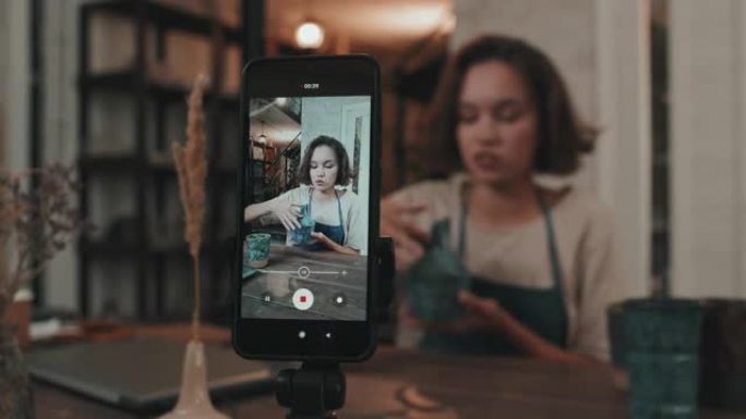 陶艺家在智能手机上拍摄视频
