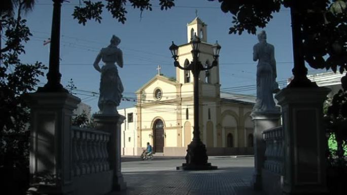 古老的教堂和妇女雕像在广场上，在阿根廷的一个小村庄。