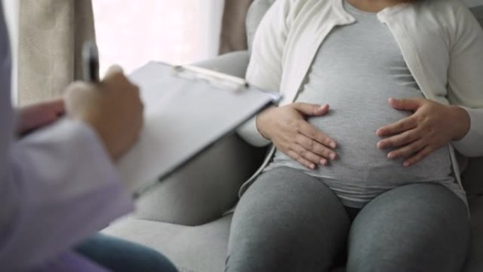 孕妇会见妇科医生检查怀孕情况