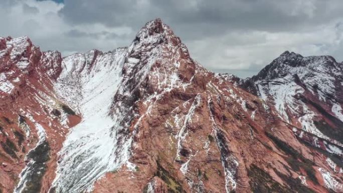 川西高原丹霞地貌乌云密布高山积雪