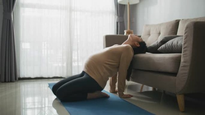 孕妇在客厅练习瑜伽