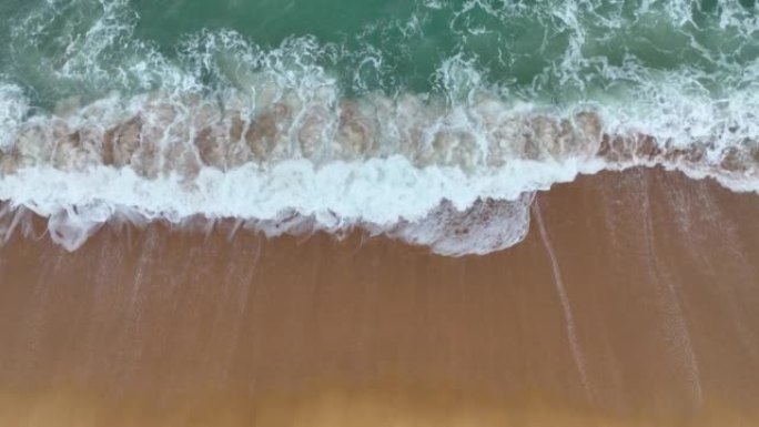 海滩上海浪的俯视图