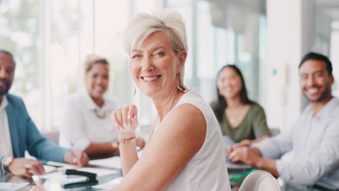 老年女商人，在办公室开会，团队合作或合作时面带微笑。快乐的创意高级首席执行官微笑公司、团队或公司创业