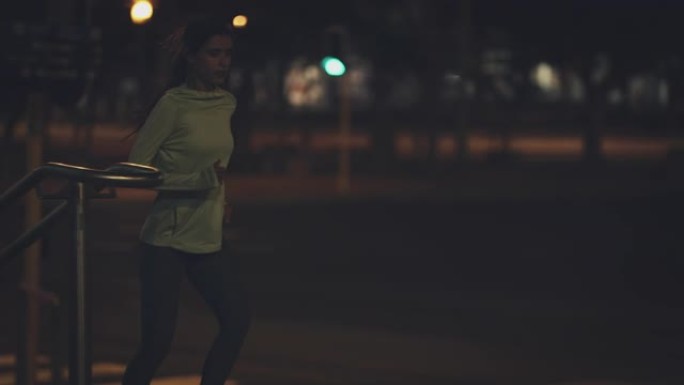 女人在城市慢跑女人慢跑夜晚跑步夜跑