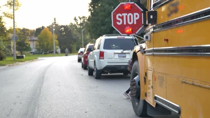 多族群学生等候过马路抢公车