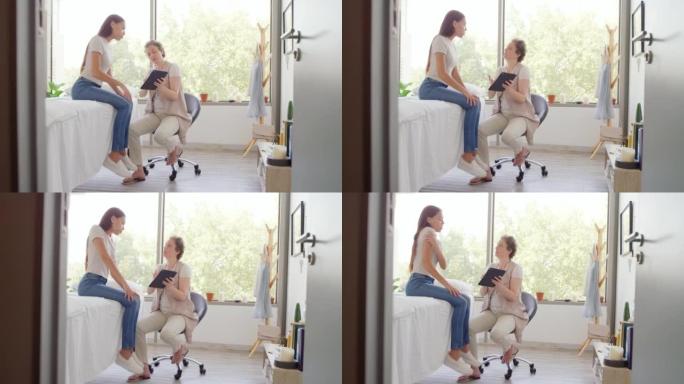 女医生使用平板电脑，并向女性提供有关肩部疼痛的医疗建议。脊医显示病人扫描结果。高加索按摩治疗师与坐在