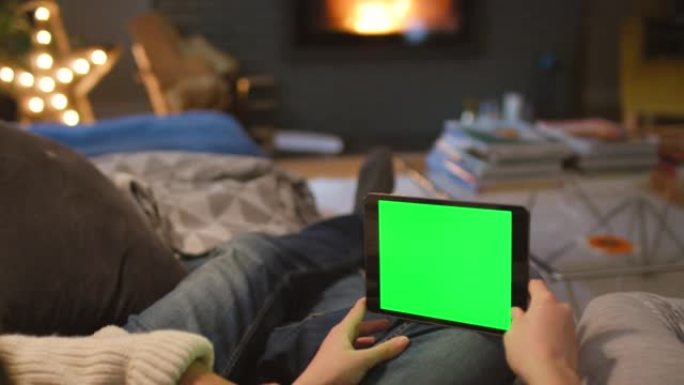 一对夫妇在使用数字平板电脑时在沙发上依sn的4k视频片段