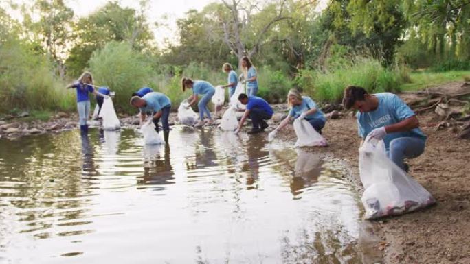 中年人在河道清理日志愿服务