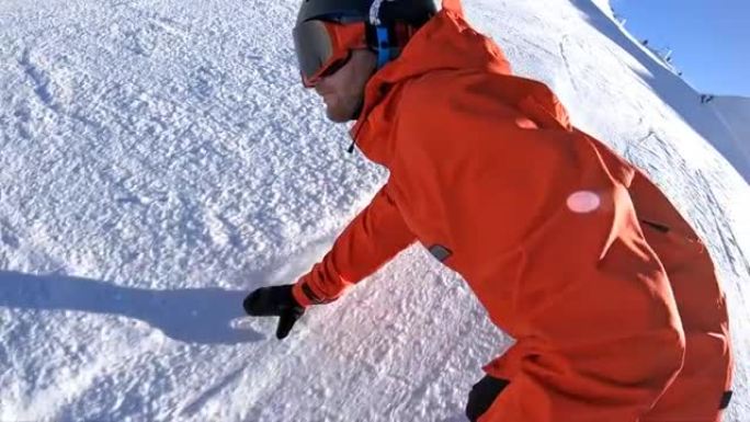 滑雪者在滑雪坡上雕刻，留下了一团粉雪