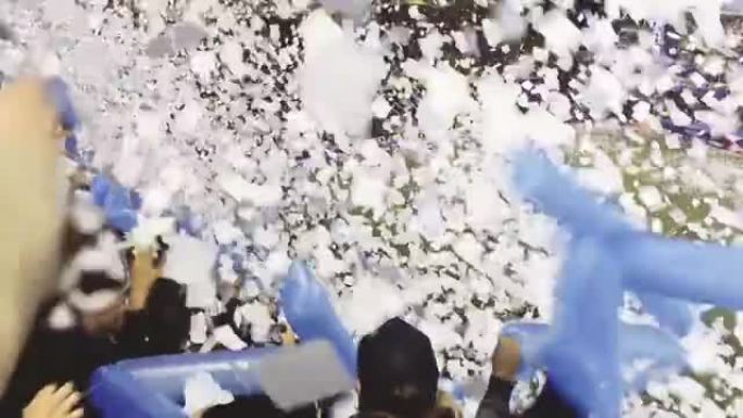 人们从体育场论坛上扔纸，这是阿根廷布宜诺斯艾利斯的一个传统。4K分辨率。