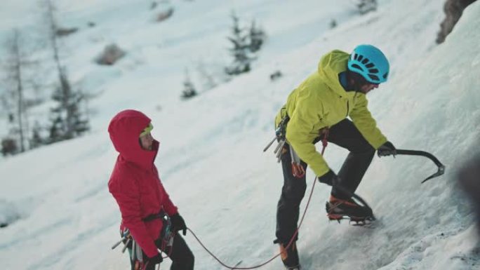 在瀑布上爬冰攀登雪山徒步巅峰爬山