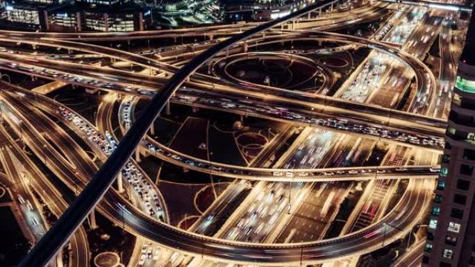 阿联酋迪拜夜间立交桥和城市交通的T/L ZI鸟瞰图