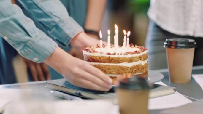 蛋糕、生日和派对，一名女员工和她的团队在办公室吹蜡烛。与一名女工一起与同事一起庆祝食物，团队合作和庆
