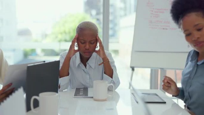 压力，头痛和职业黑人妇女在会议室与她的团队开会。偏头痛，倦怠和压力很大的非洲业务经理与她在办公室的同