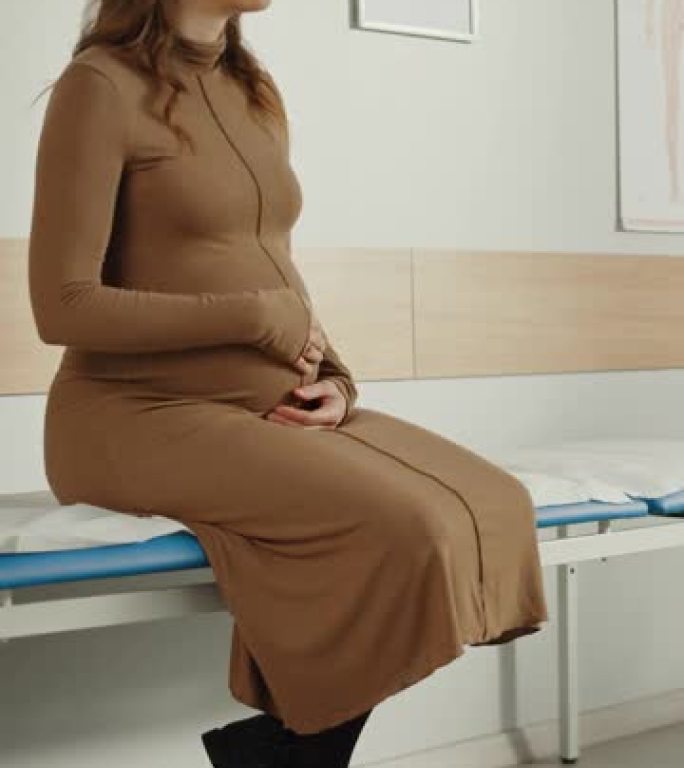 女性患者访问家庭保健诊所的垂直格式视频。孕妇在妇产科医生医院等待医学检查结果。等待医生。