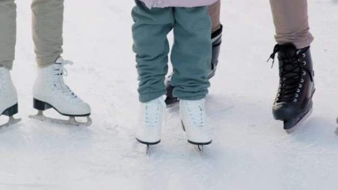 溜冰场上的溜冰鞋腿