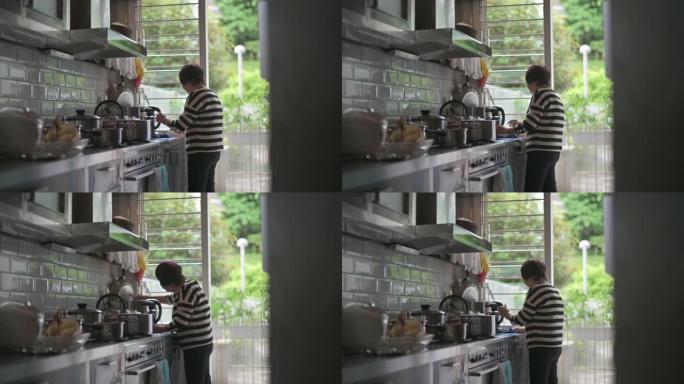 中国高级妇女在厨房为家人准备食物