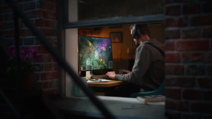兴奋的中年男性玩家在个人电脑上玩在线视频游戏。喜欢幻想RPG游戏的家伙，角色扮演角色施放魔法咒语，摧