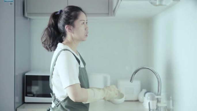 女人在家打扫卫生女人在家打扫卫生洗碗