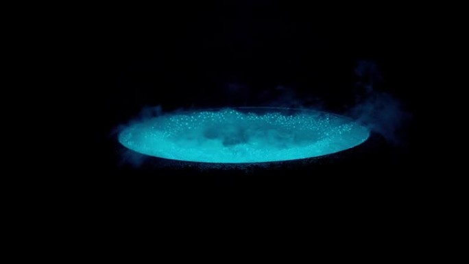 黑色合成元素上隔离的蓝色液体起泡