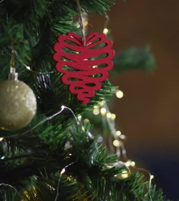 树上红色心形圣诞装饰品的垂直特写镜头