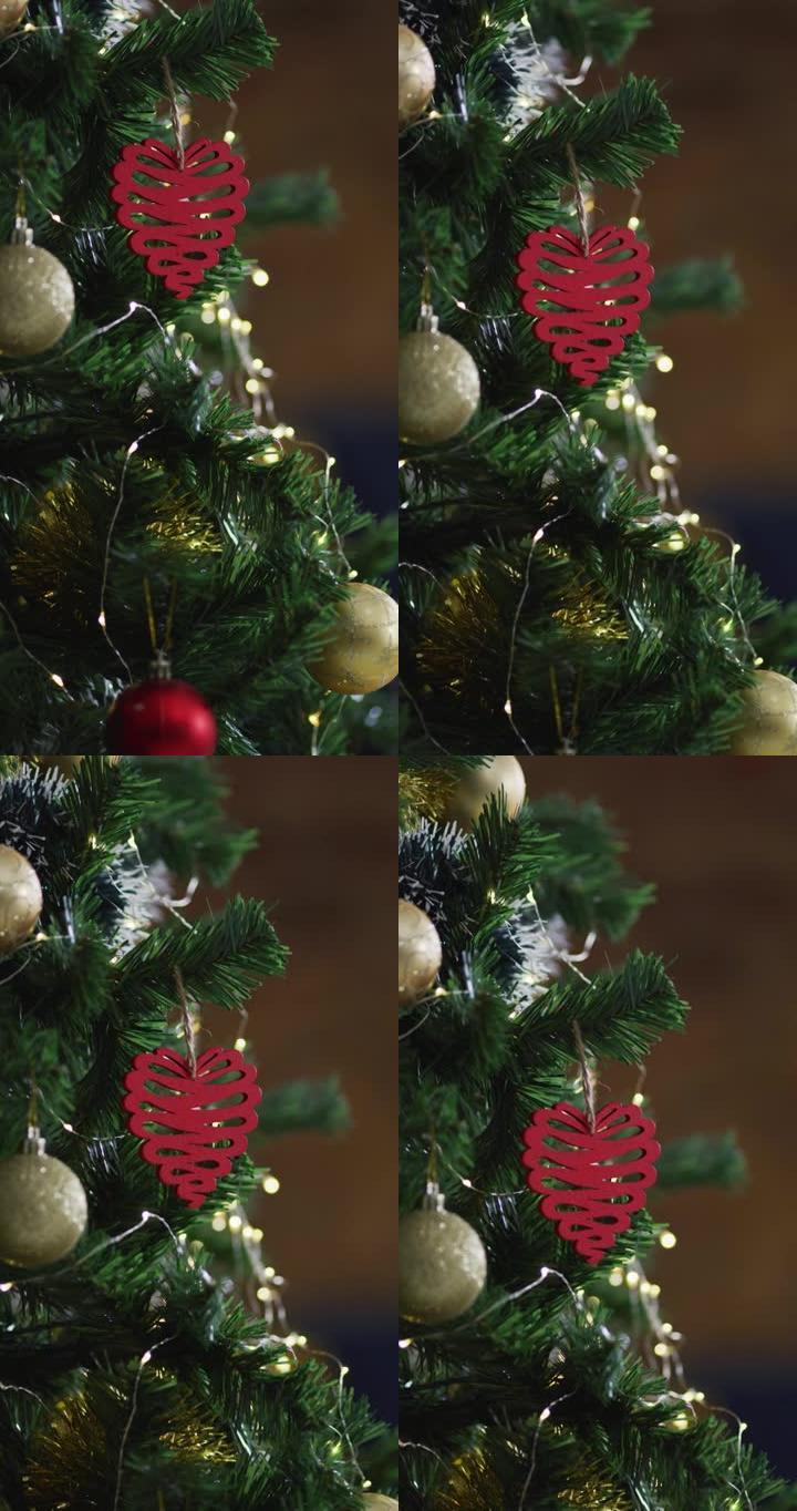 树上红色心形圣诞装饰品的垂直特写镜头